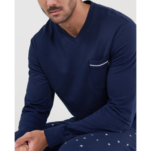 Pijama hombre, chaqueta con tejido liso, cuello pico, detalle de bolsillo y pantalón largo estampado con bolsillos