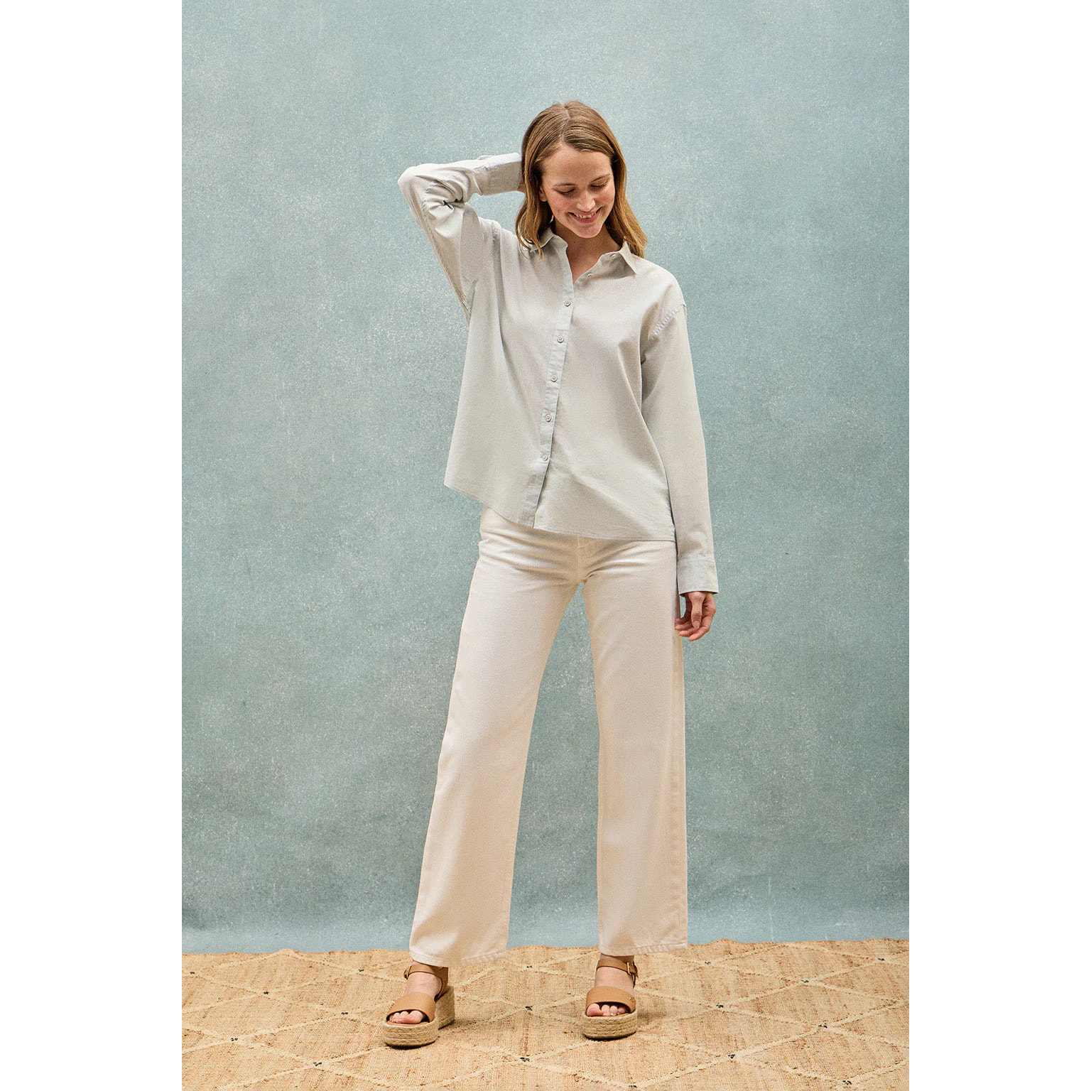 Camisa verde claro loose fit de lino y algodón con monograma bordado