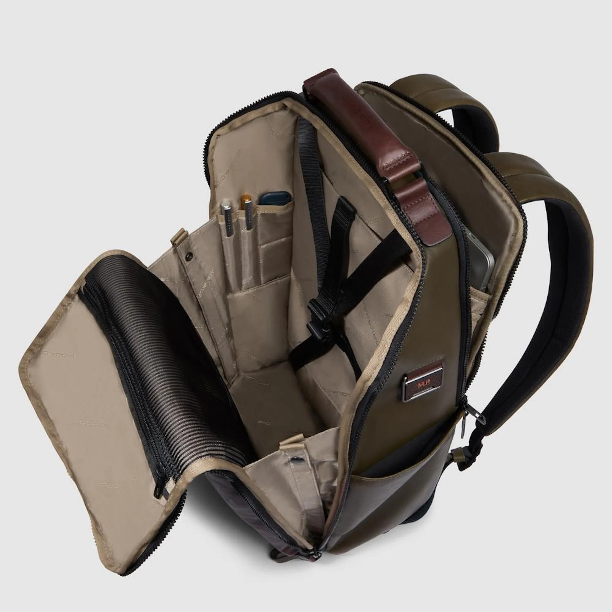 Piquadro Zaino da viaggio in pelle porta pc e iPad® con protezioni antiurto e RFID