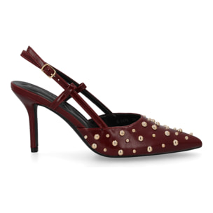 Stiletto de tacón fino con detalles metálicos