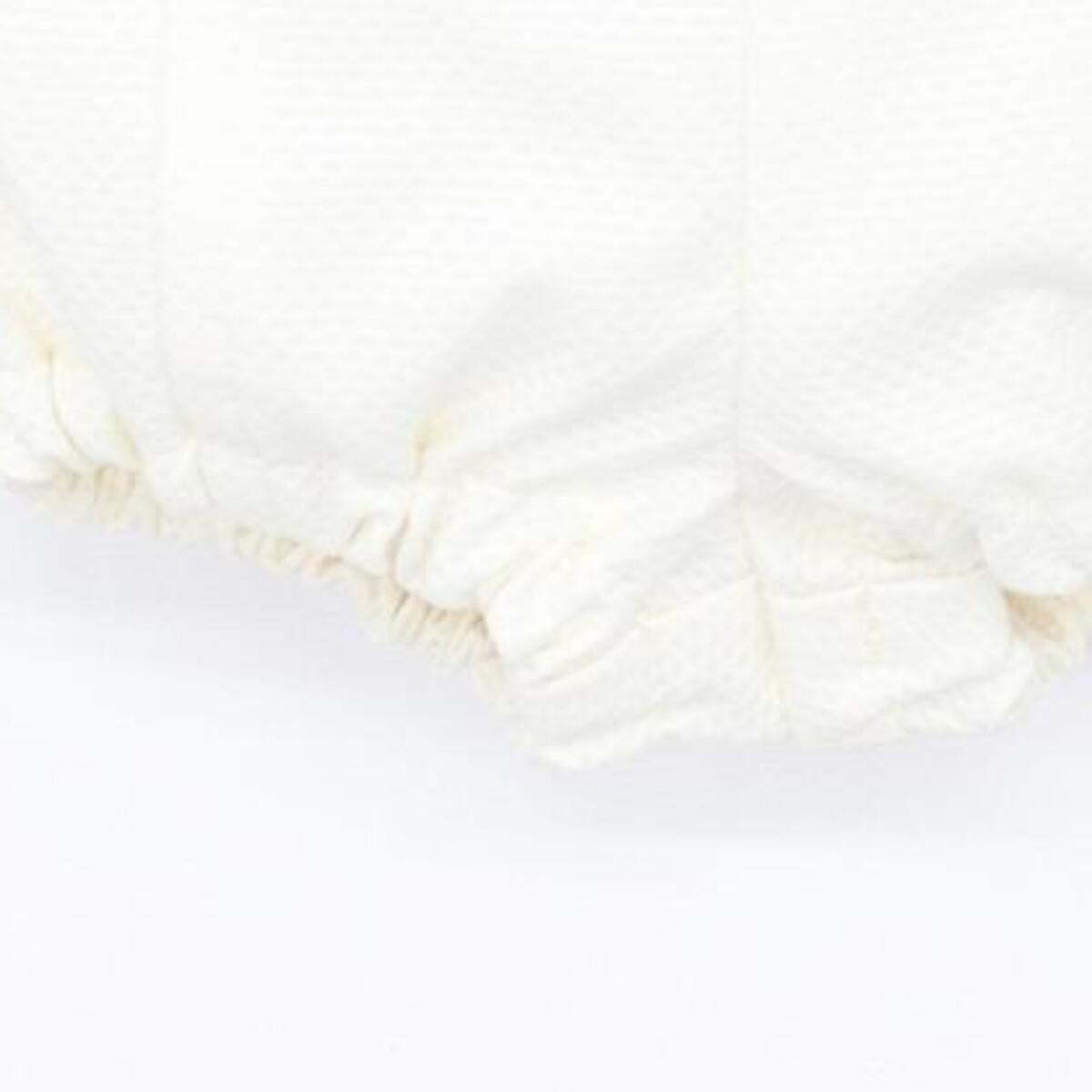 Bermuda de pique blanco. Con botones en el centro, goma en la cintura y en las piernas.