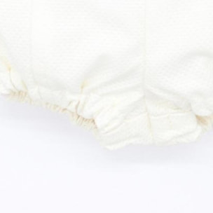 Bermuda de pique blanco. Con botones en el centro, goma en la cintura y en las piernas.