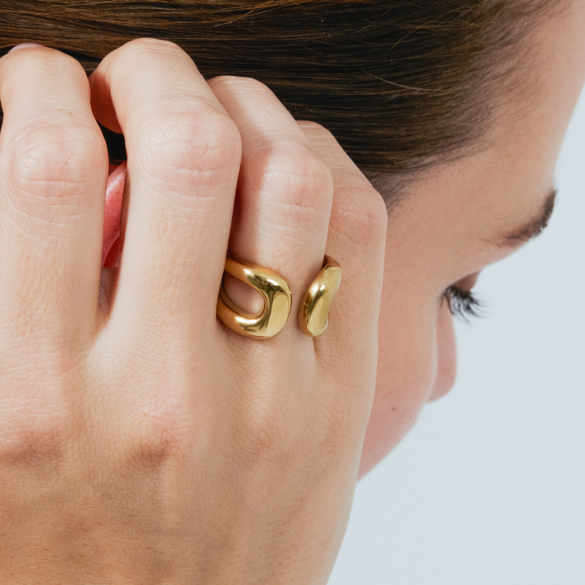 Anillo Ithra acabado oro amarillo 18k