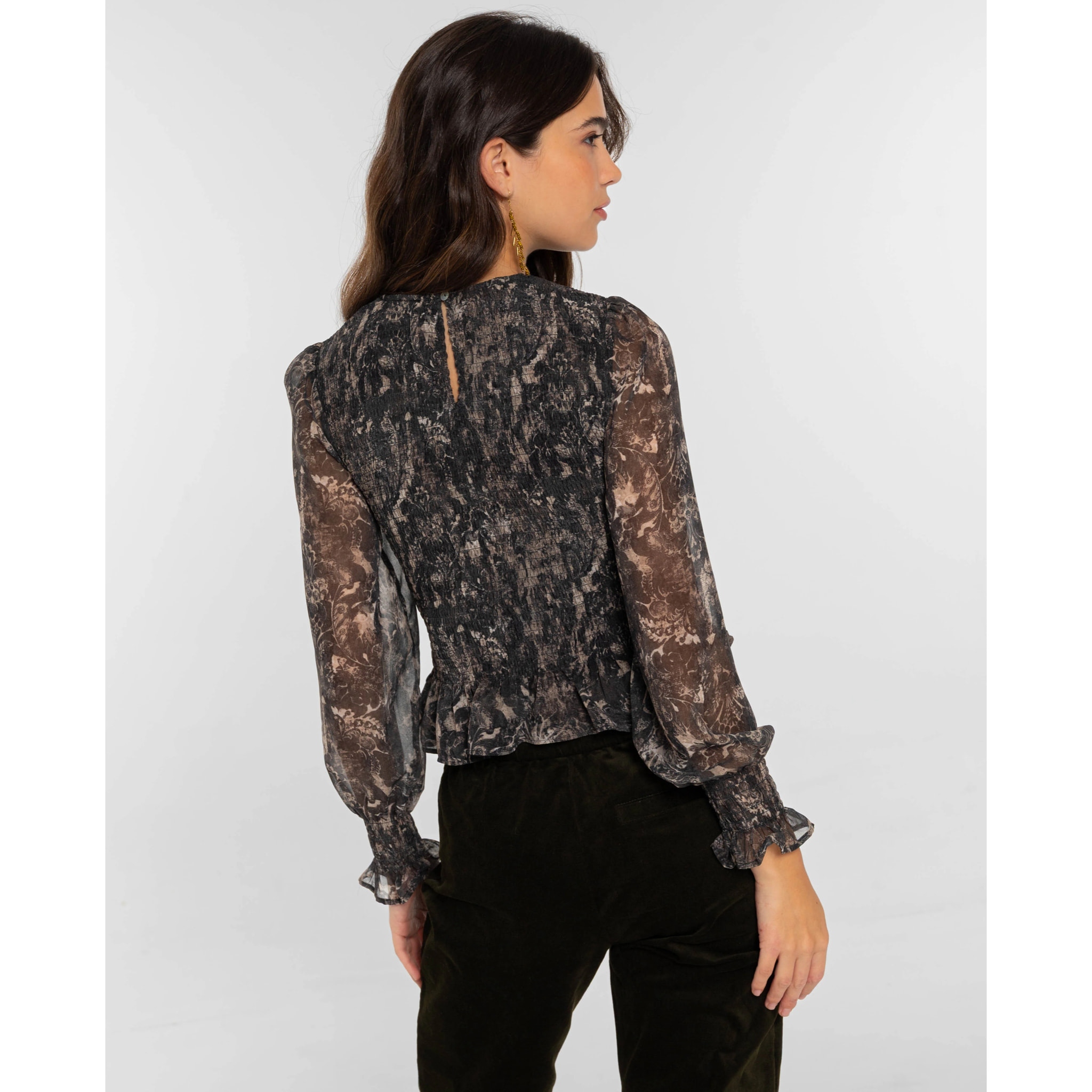 Blusa de mujer de gasa.