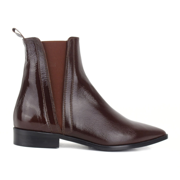 Botin de piel acharolada color marrón con elásticos. Tacón 3 cm