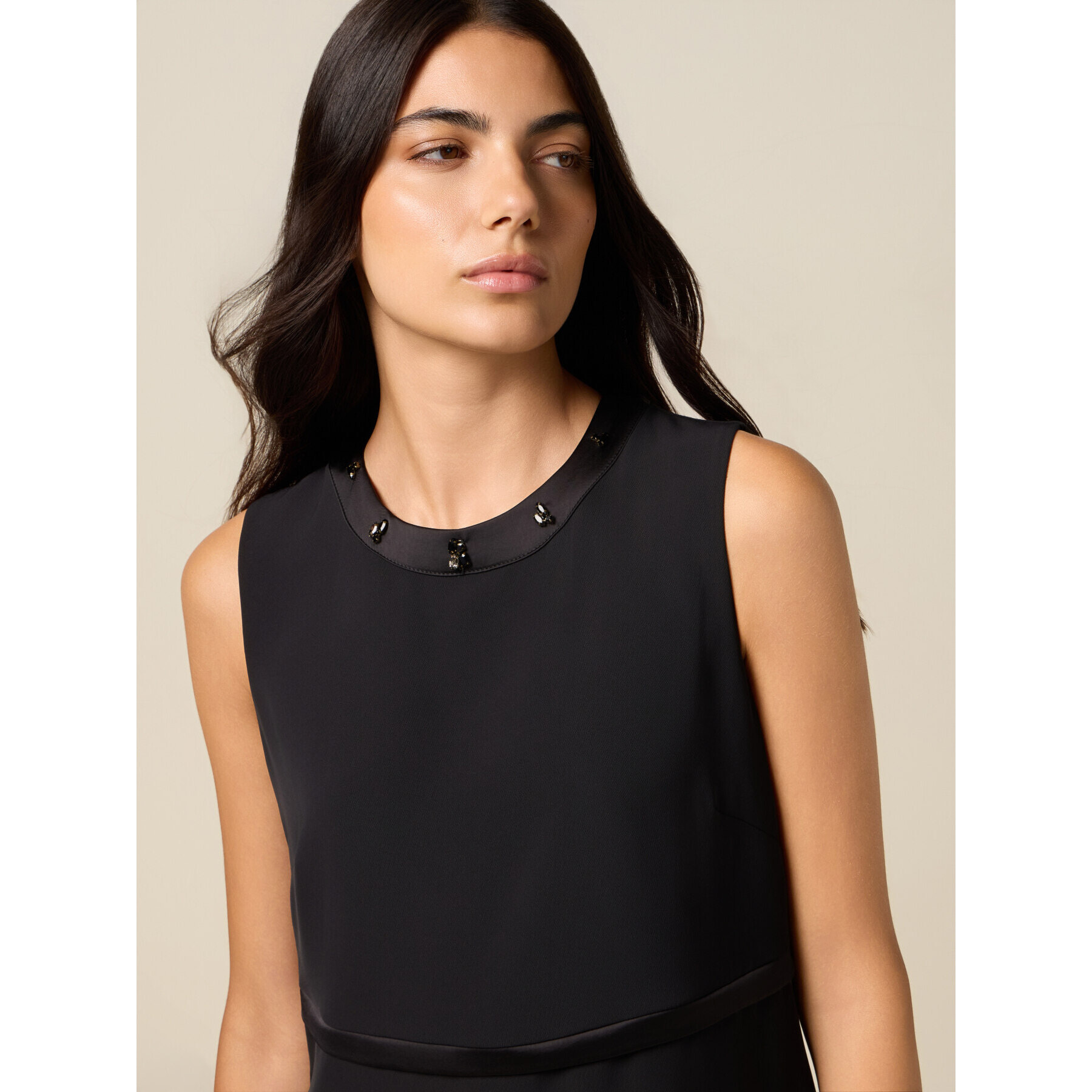 Oltre - Tubino in enver satin con dettaglio gioiello - Nero