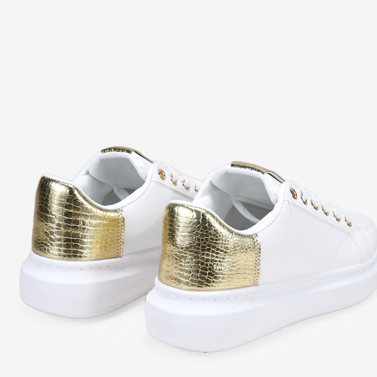 Zapatillas con plataforma blancas y doradas con cordones