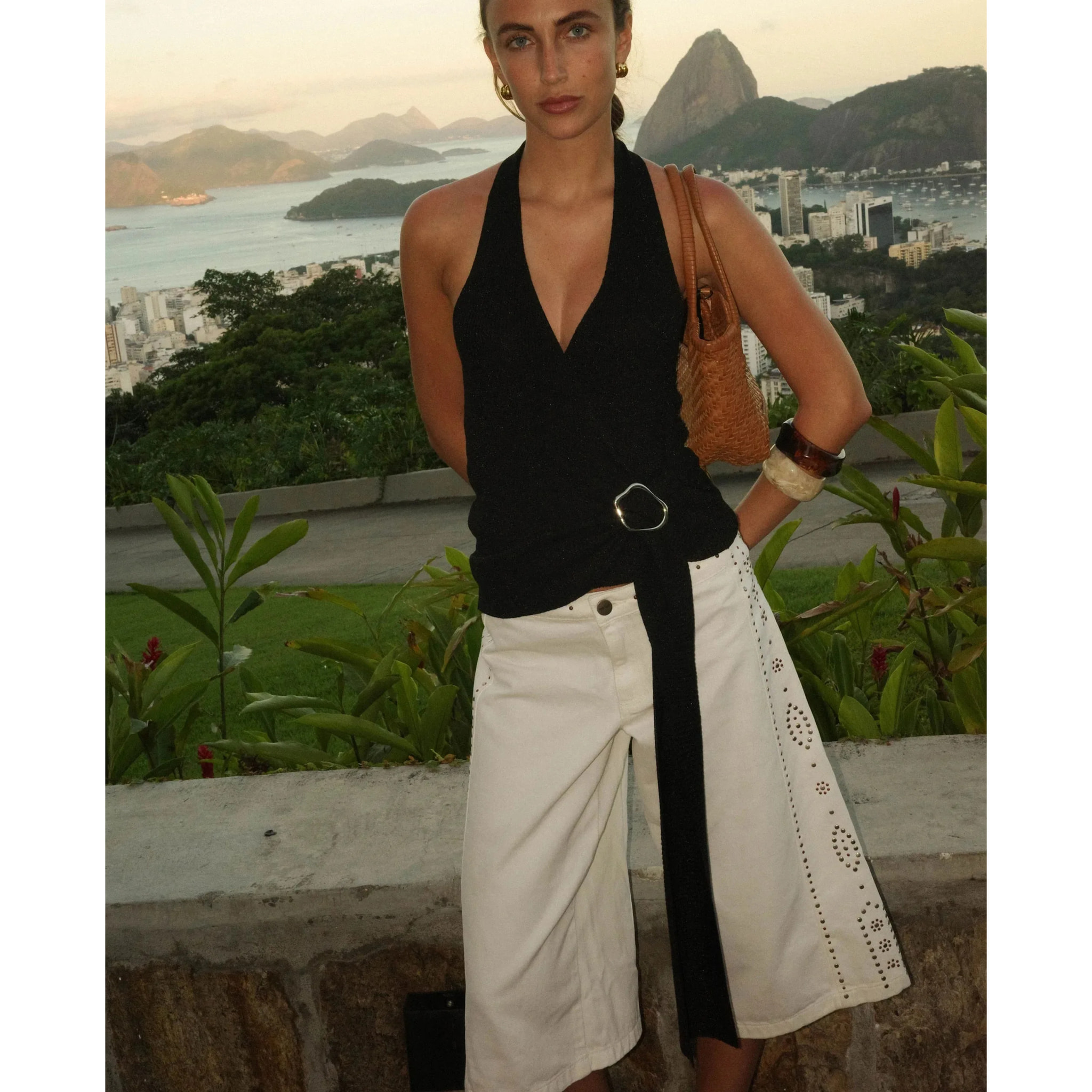 Pantalón vaquero tipo bermuda vaquera con tachuelas y apliques