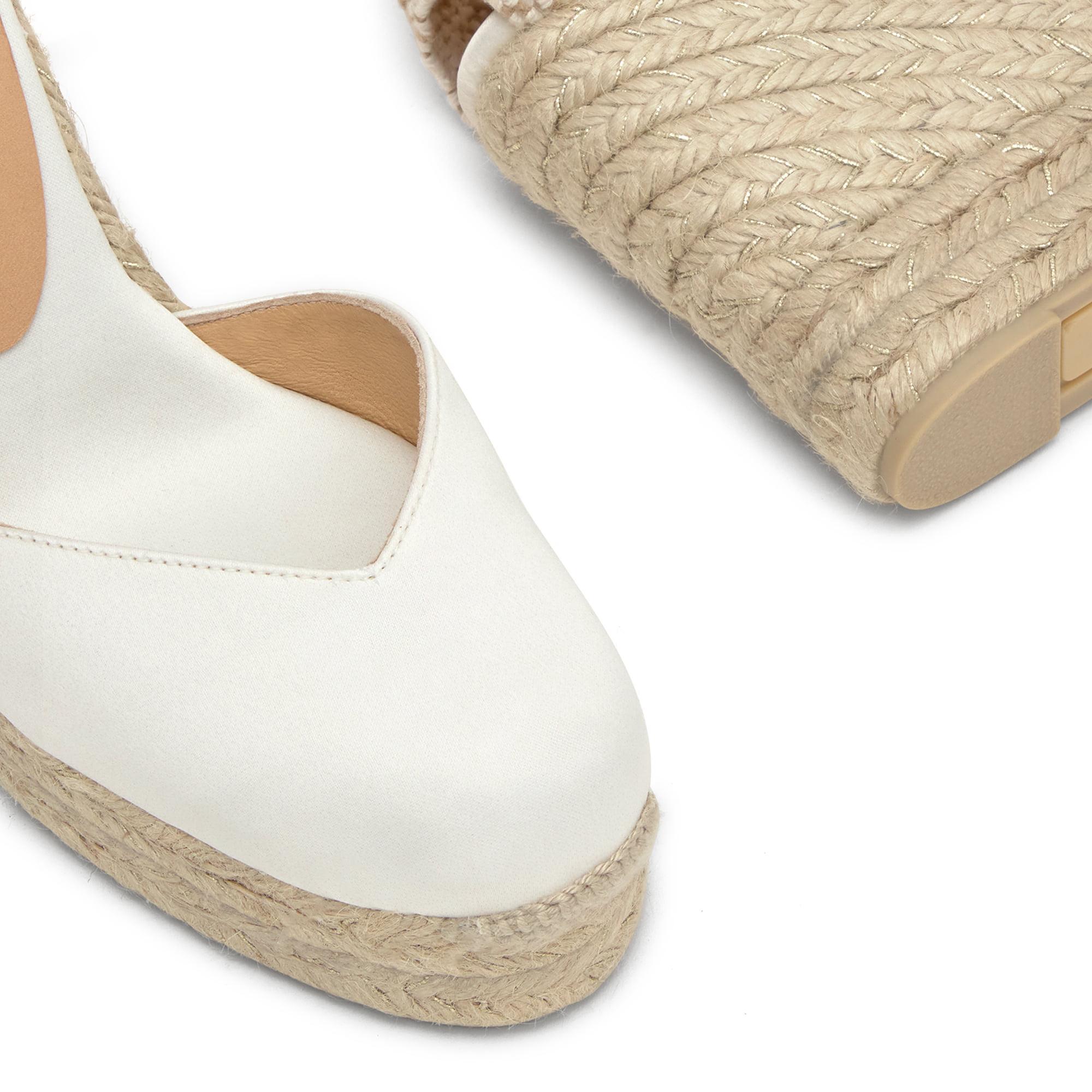 Alpargatas Chiara en satén, cierre mediante lazada y doble plataforma