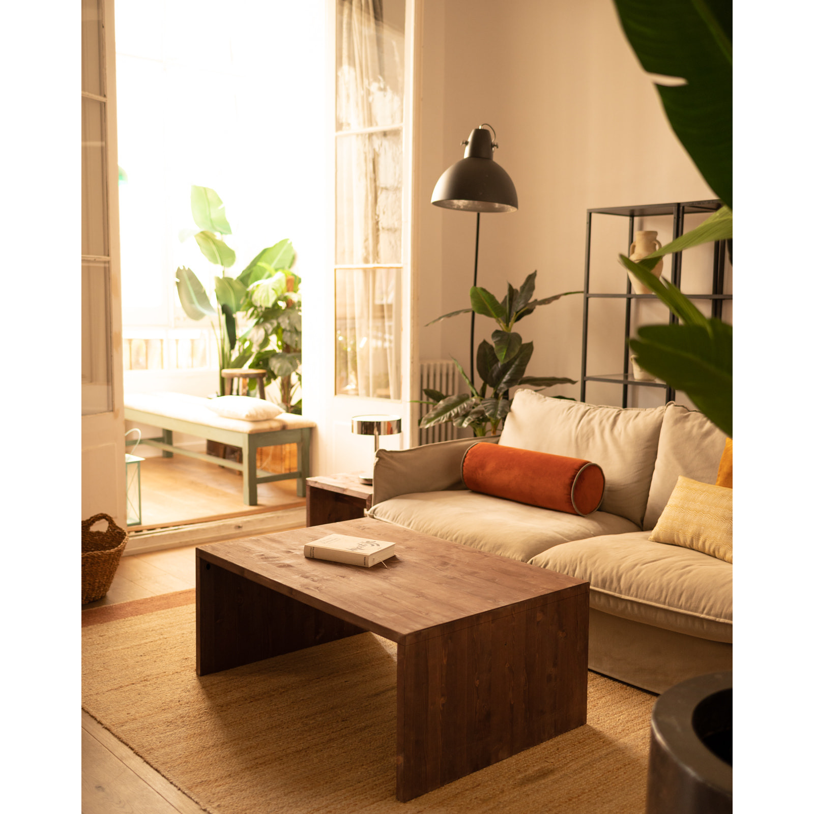 Mesa de centro de madera maciza en tono nogal de 110x45x74cm Alto: 45 Largo: 110 Ancho: 74