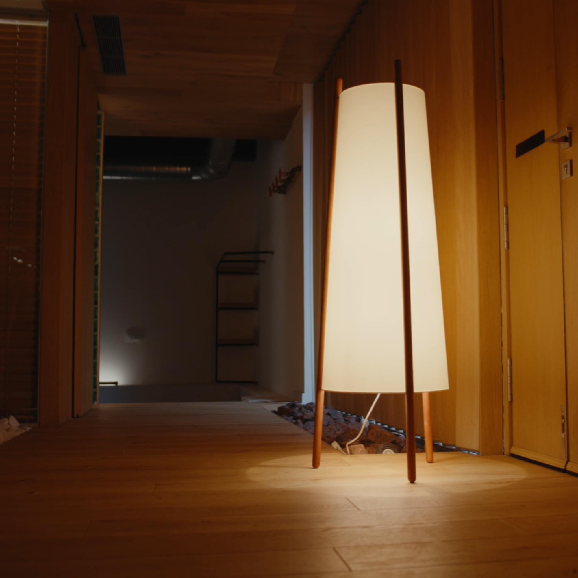 LEDS C4 Woody - Lámpara de Pie E27 Madera Clara Natural y Textil Blanco