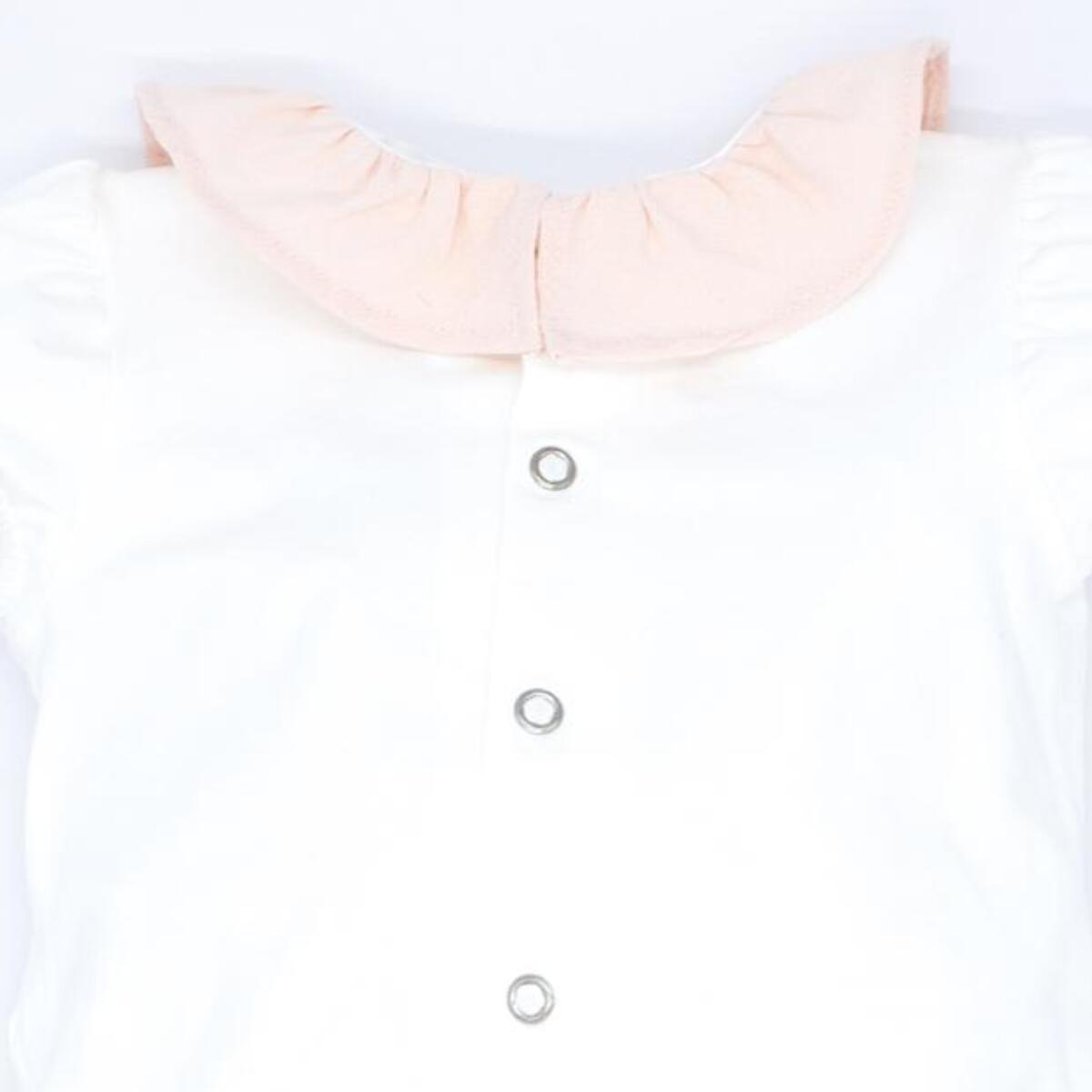 Camiseta body crudo con volante en el cuello rosa.