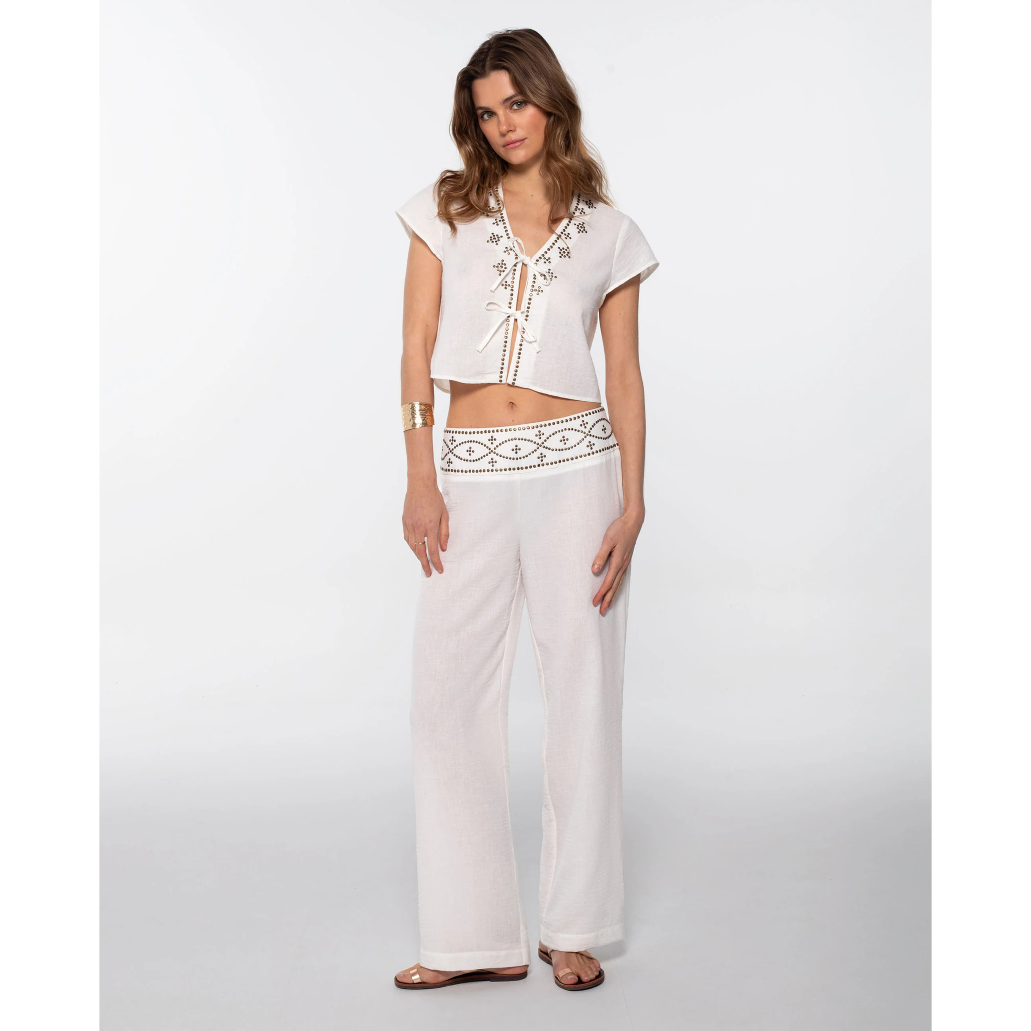 Pantalón acampanado con detalles metálicos