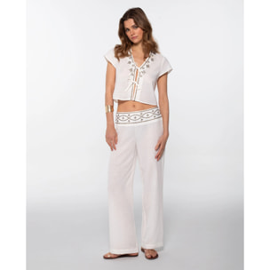 Pantalón acampanado con detalles metálicos