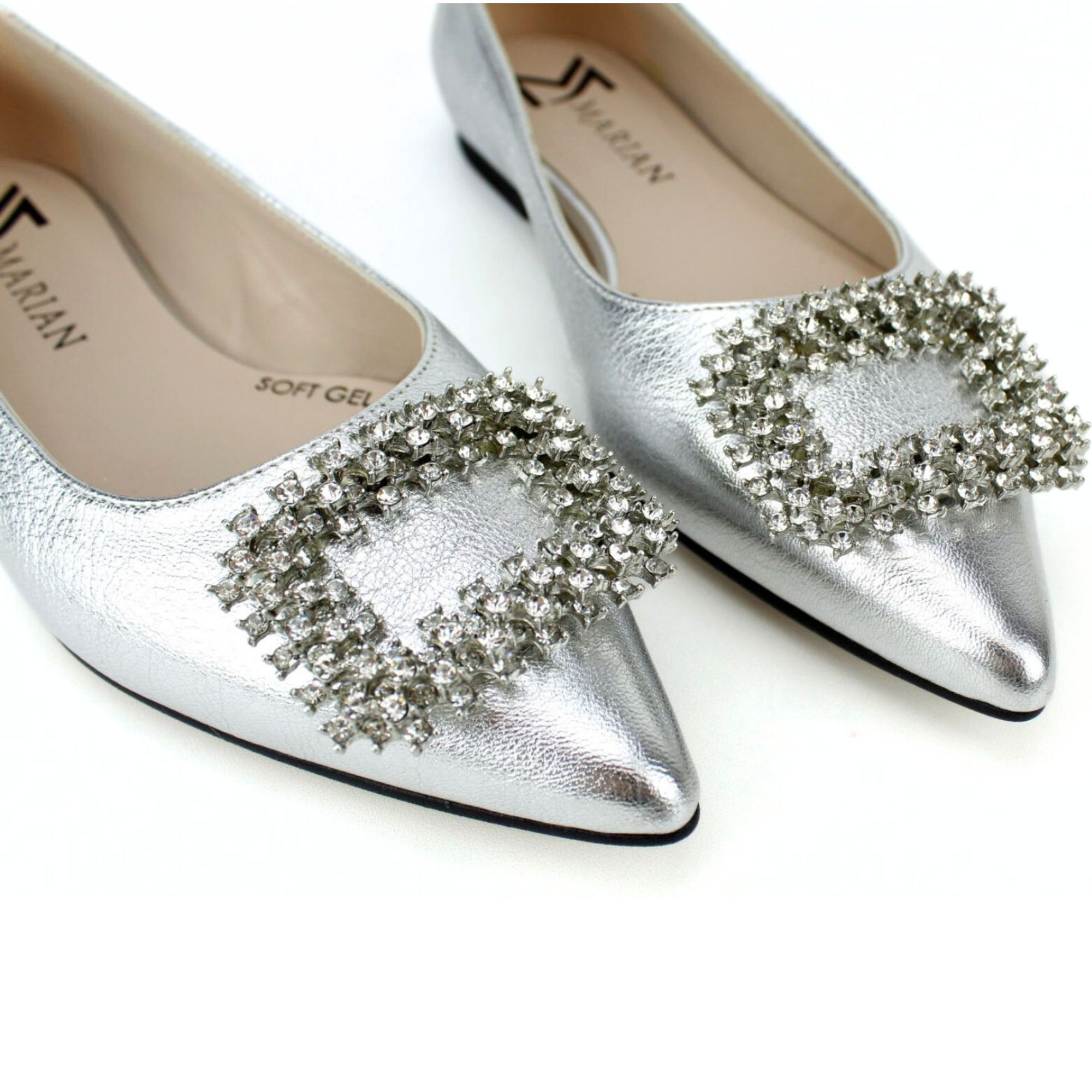 Bailarina en color plata. Detalle adorno joya en pedrería. Tacón 1 cm