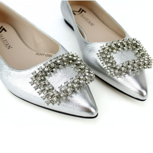 Bailarina en color plata. Detalle adorno joya en pedrería. Tacón 1 cm