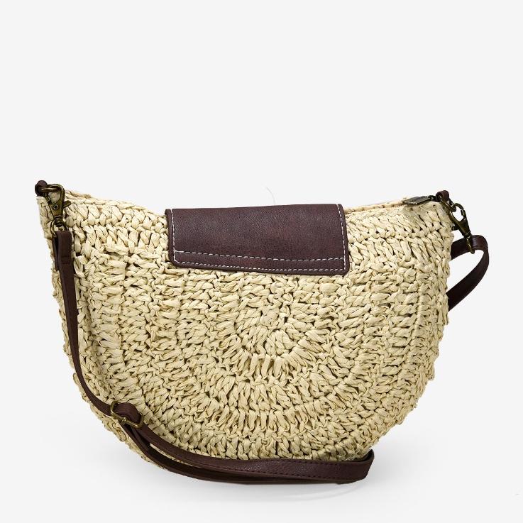 Bolso de rafia beige con solapa