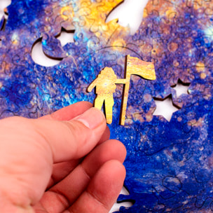 Puzzle in legno con 263 pezzi. Design pianeta Terra.