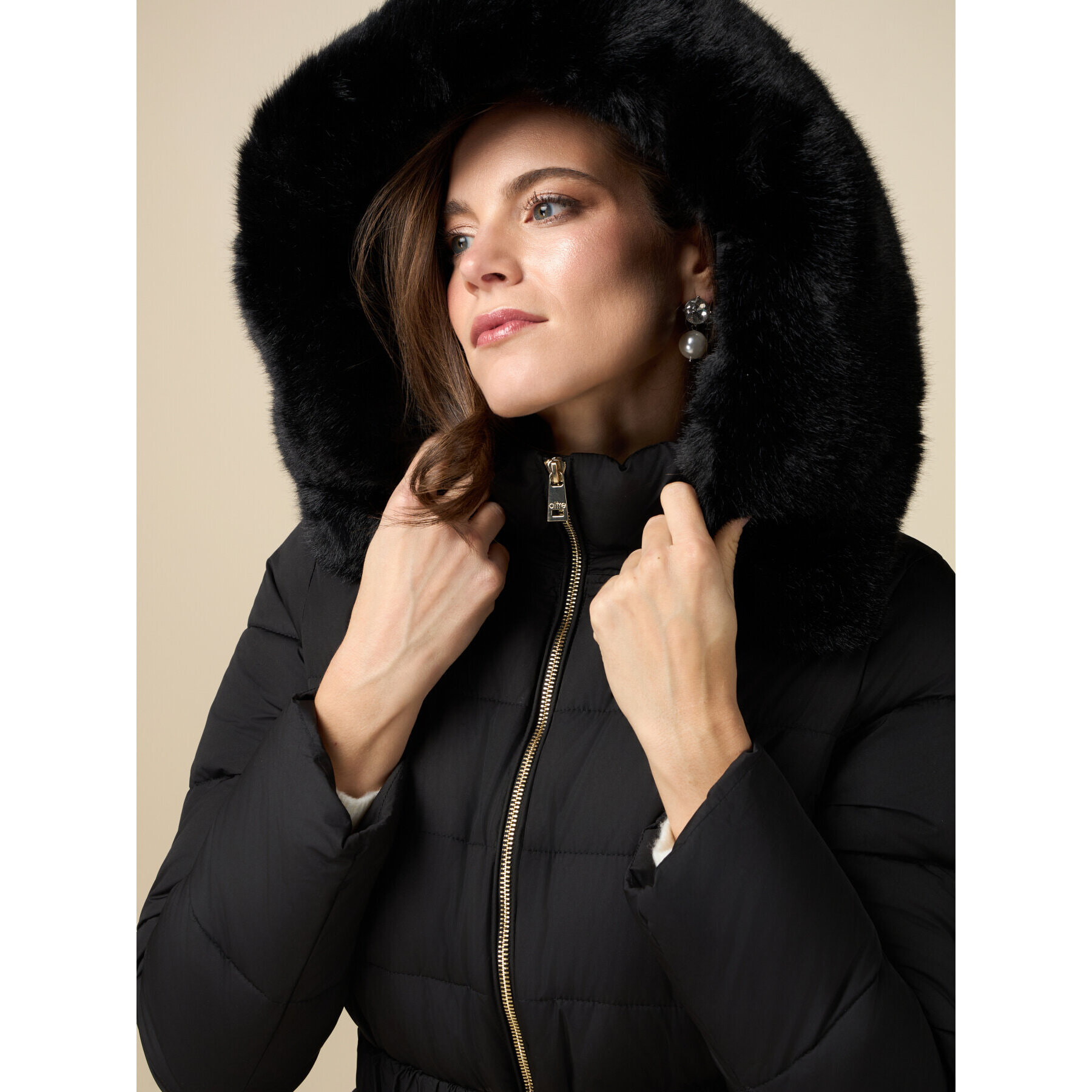 Oltre - Midi down jacket with belt and furry edge - Negro