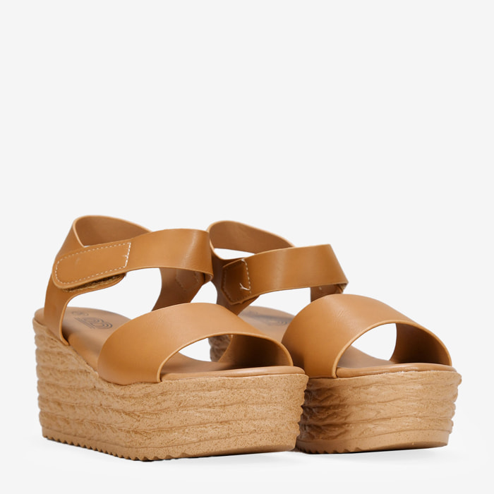 Sandalias marrones con cuña y velcro