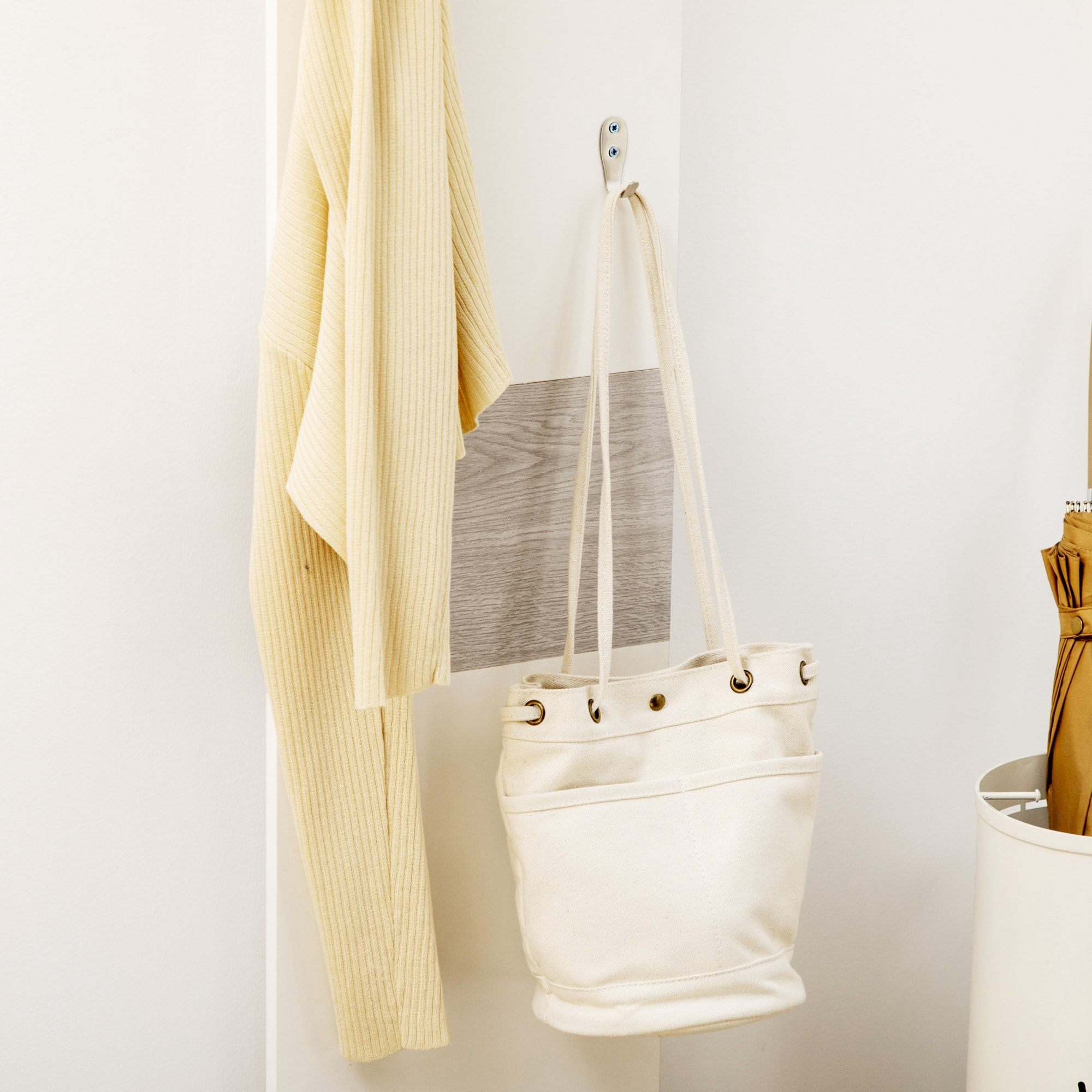 Perchero de Pared con 4 Ganchos Estante de Pared de Almacenamiento con Barra Colgante de Aluminio para Entrada Dormitorio Pasillo 50x23,5x160 cm Blanco