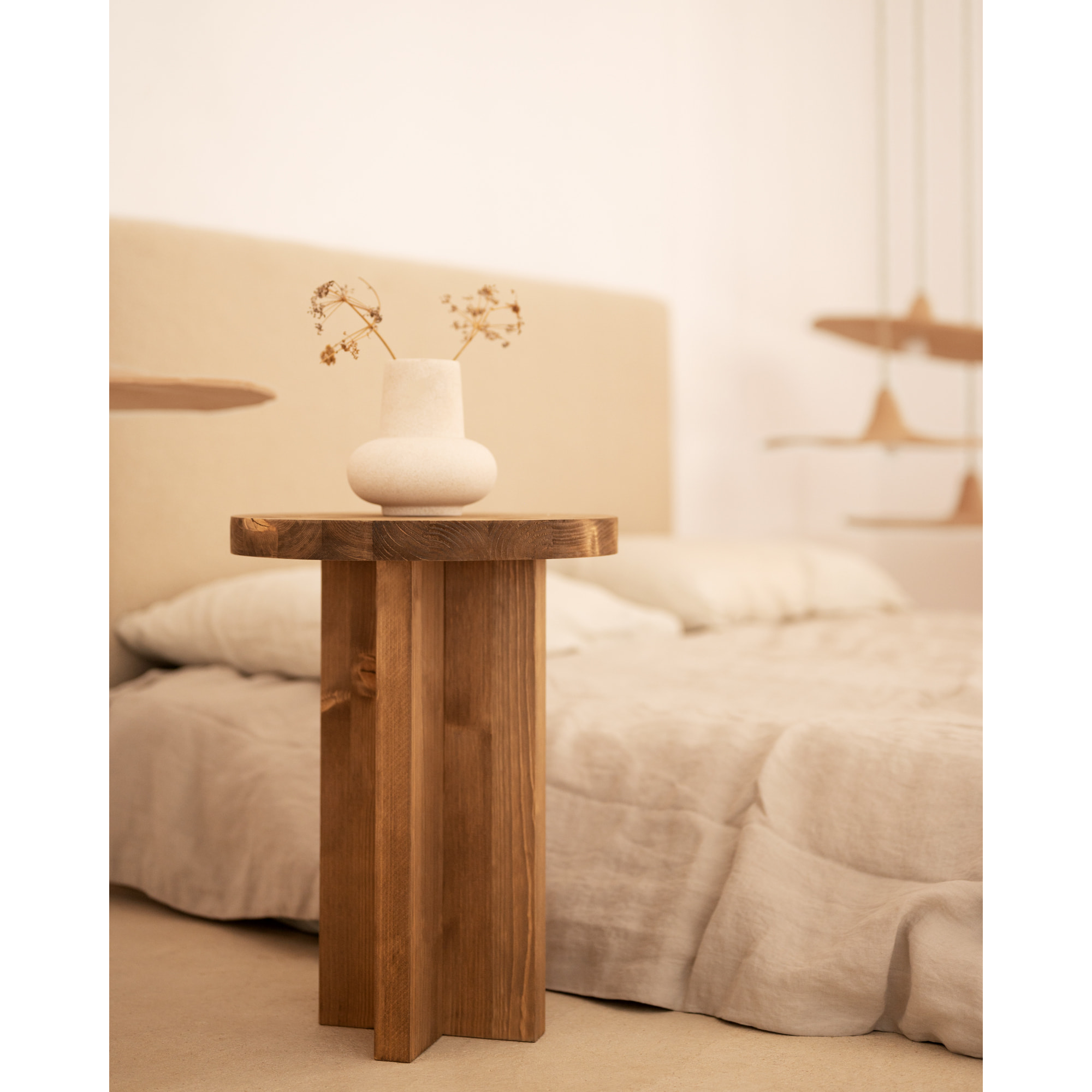 Table de chevet en bois massif ton chêne foncé 45x35cm Hauteur: 45 Longueur: 35 Largeur: 35