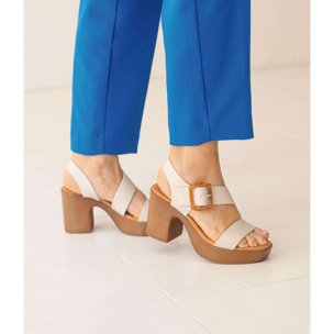 Sandalias de piel blancas con tacón efecto madera y hebilla
