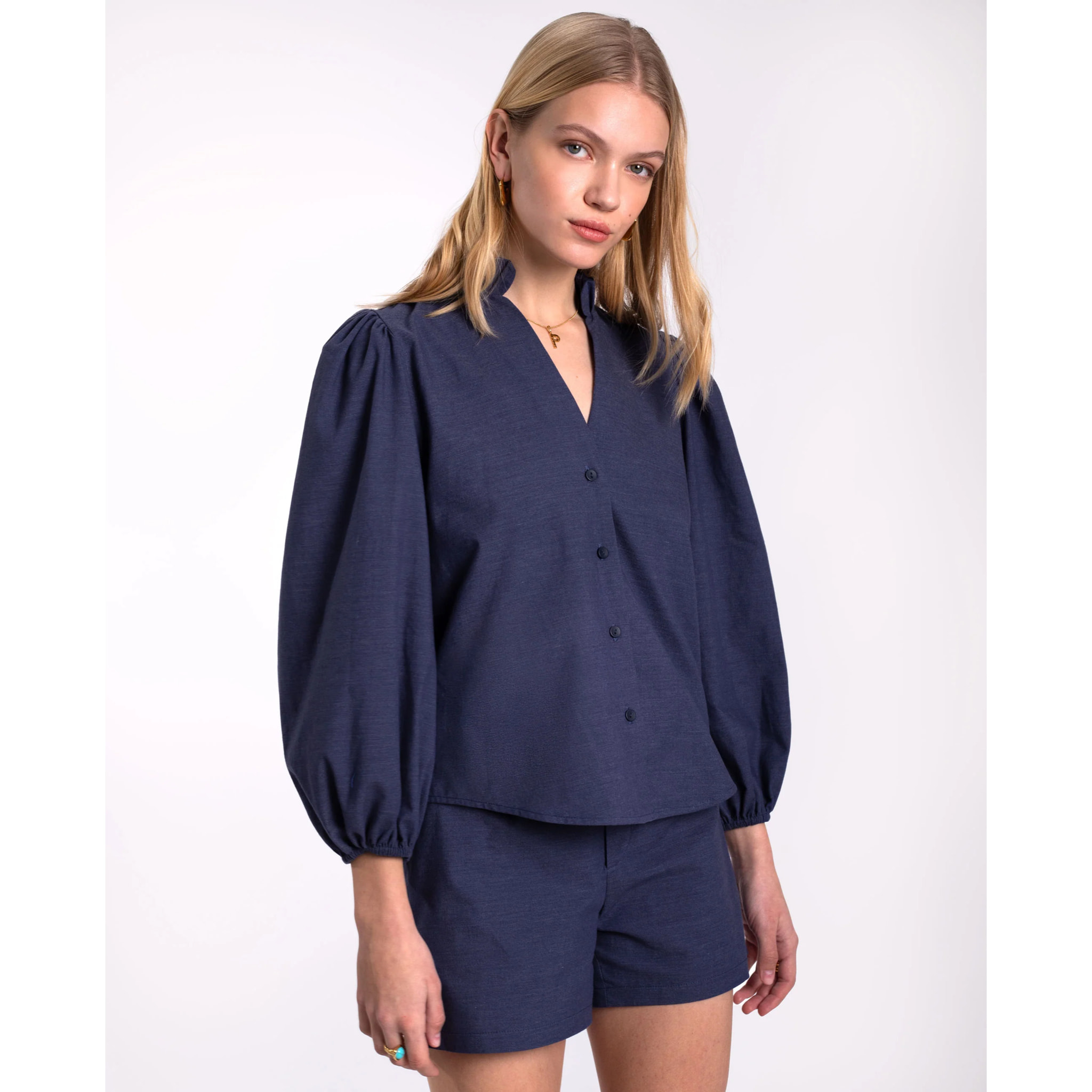 Camisa de mujer con cuello alto