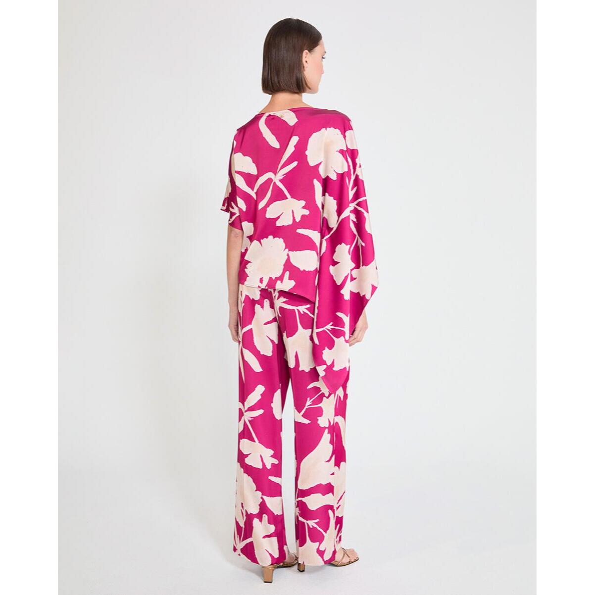 Blusa con maniche asimmetriche e grande fiore di bouganville