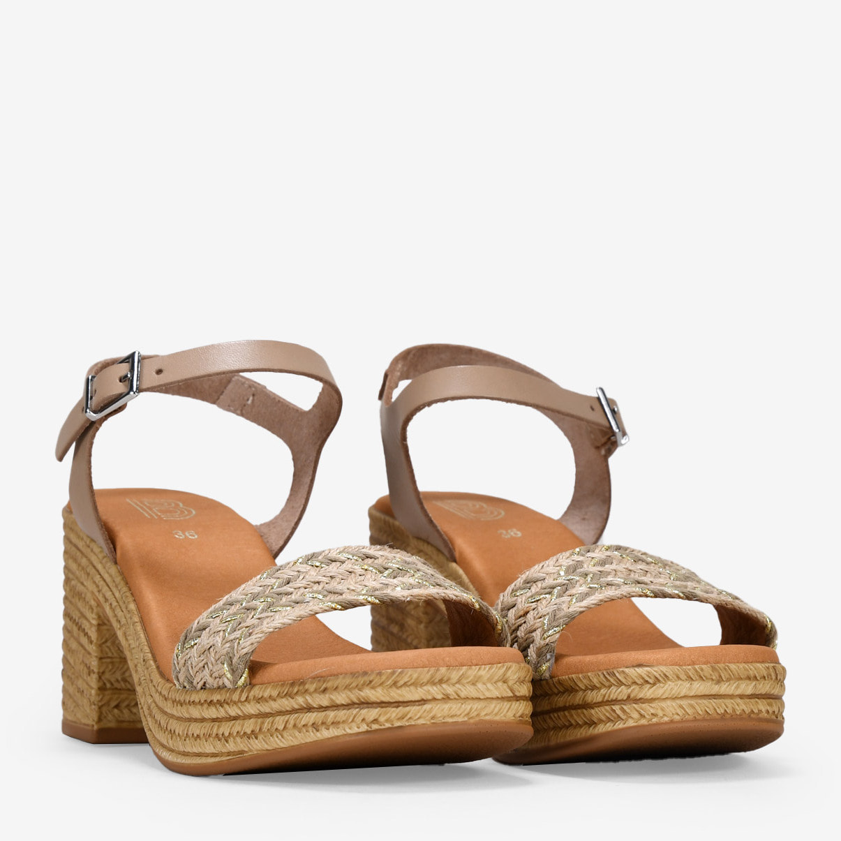 Sandalias de tacón taupe en piel con rafia