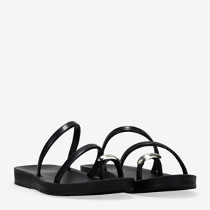 Sandalias de dedo negras con anillo metálico