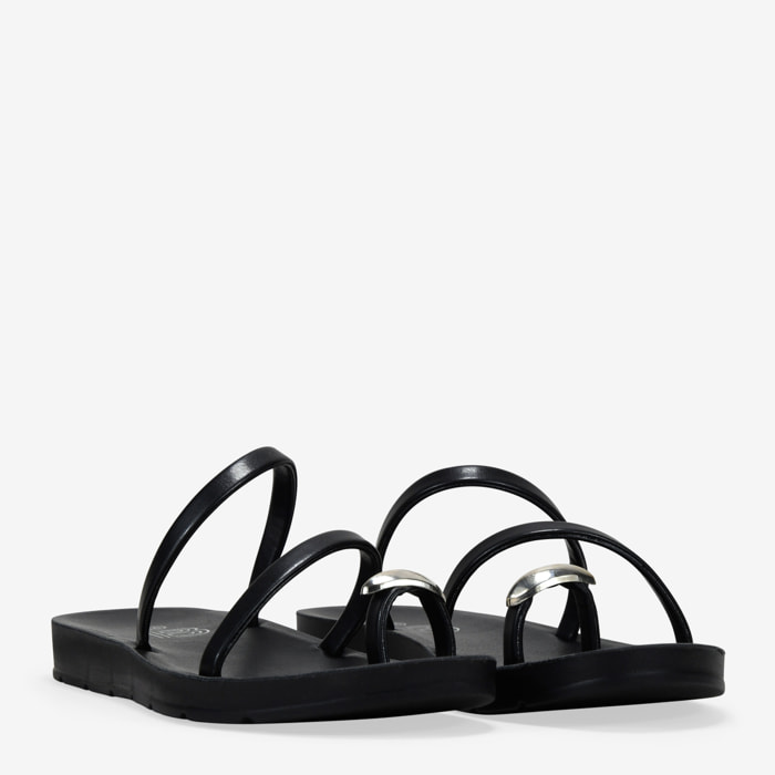 Sandalias de dedo negras con anillo metálico