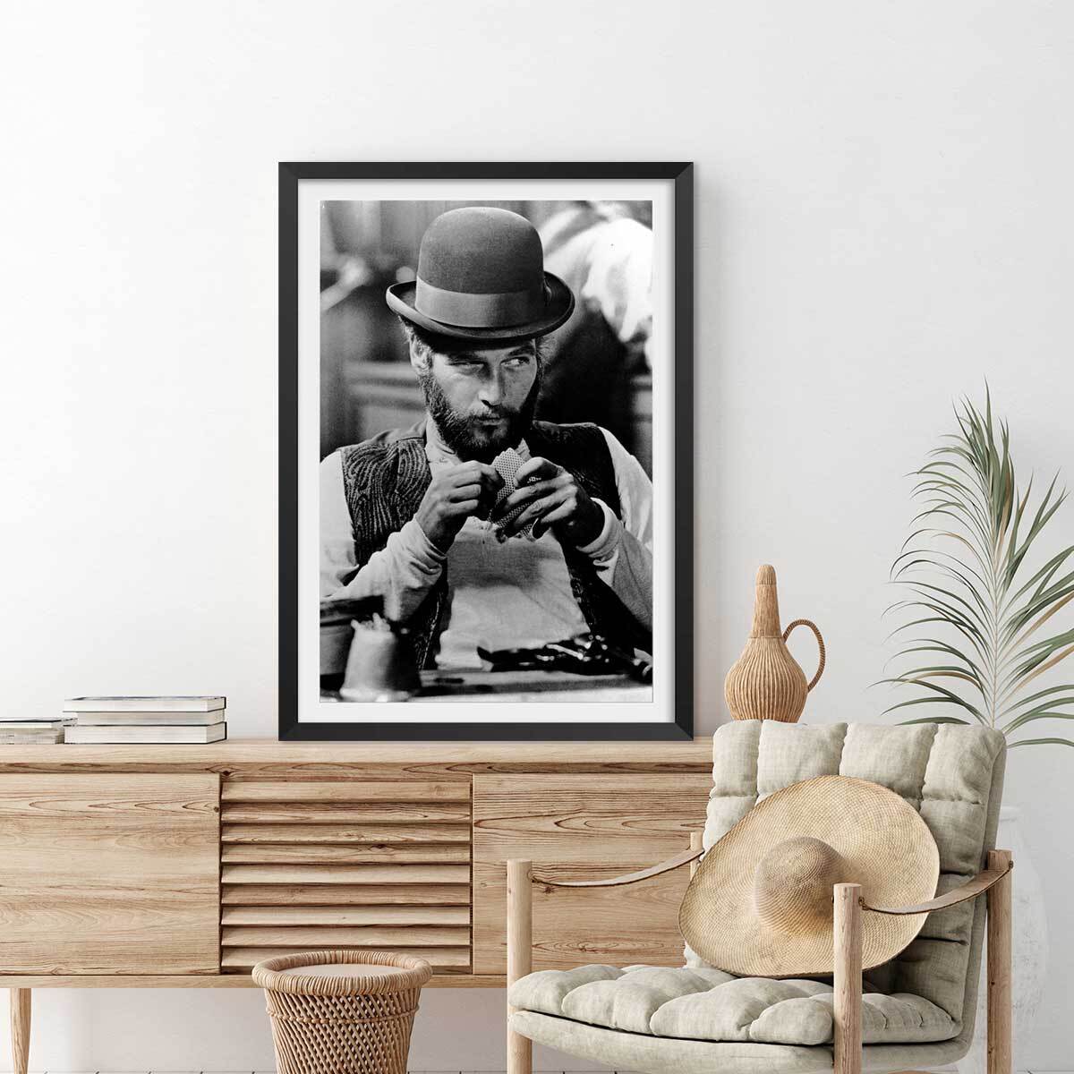 Affiche célébrité Paul Newman, Juge et Hors la Loi, 1972 Affiche + cadre en bois - Noir