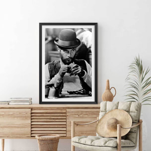 Affiche célébrité Paul Newman, Juge et Hors la Loi, 1972 Affiche + cadre en bois - Noir