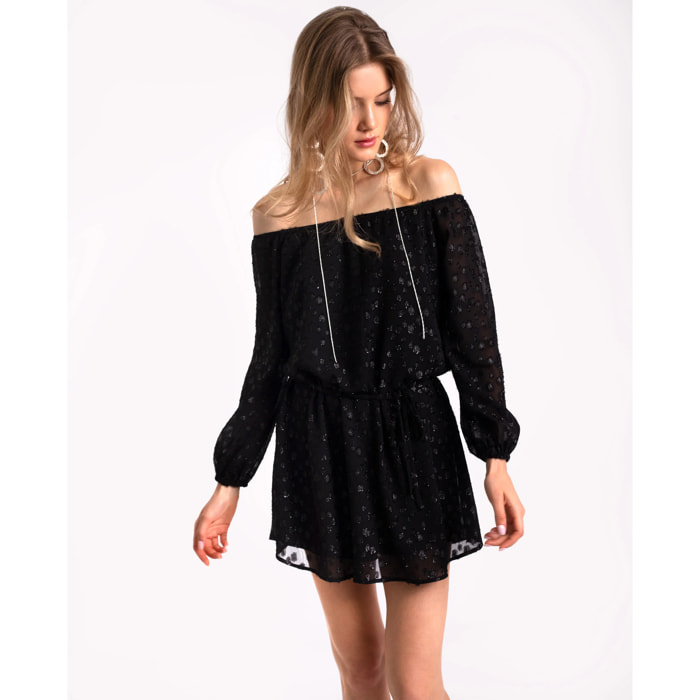 Vestido corto con escote bardot y manga larga