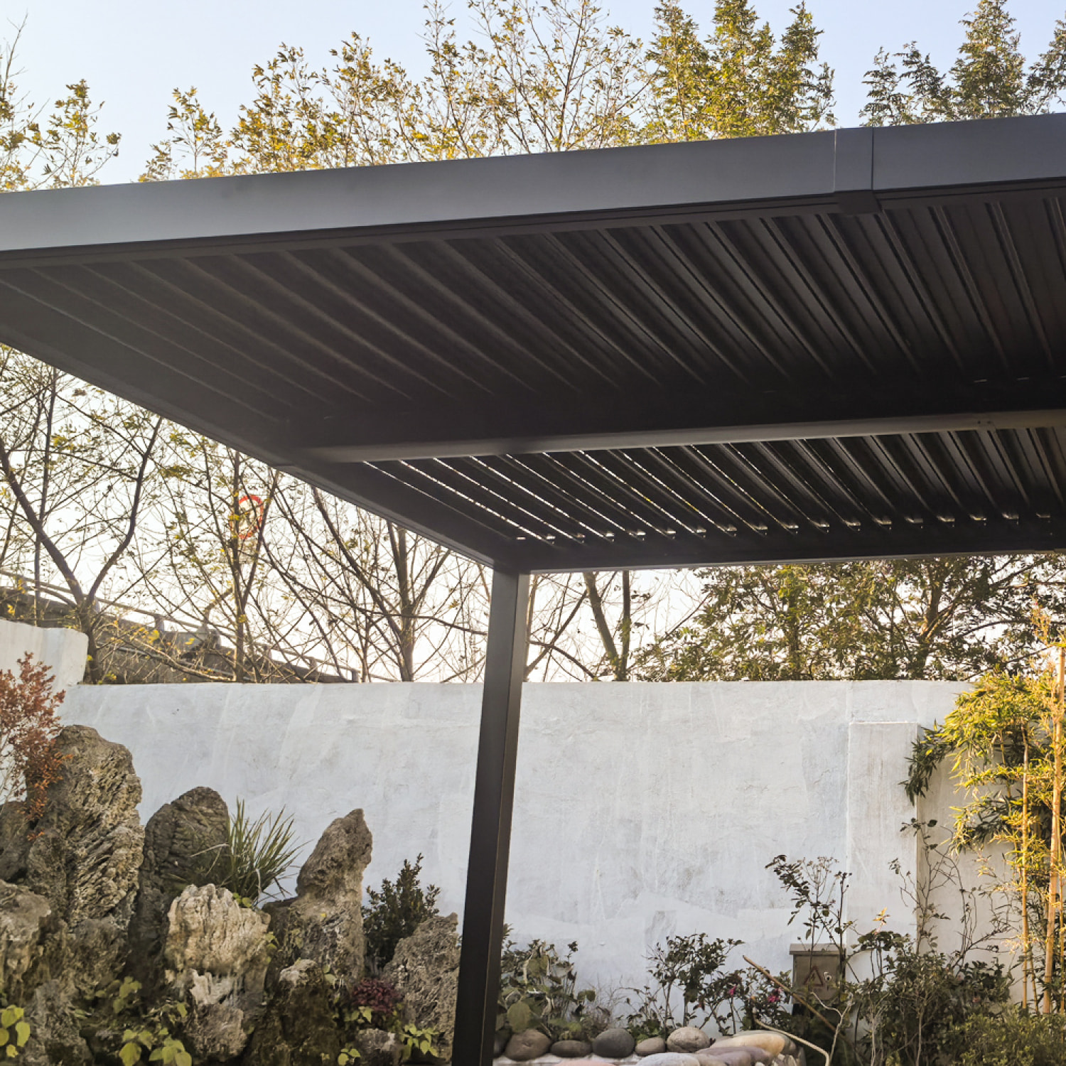 Pergola bioclimatique 4x3m structure et lames en aluminium noir LUAU