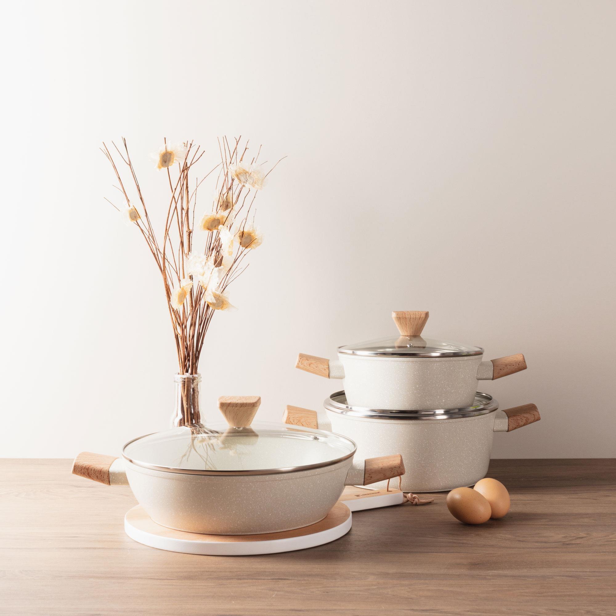 cacerola de ø20cm y 2,4l con tapa en aluminio forjado en color blanco