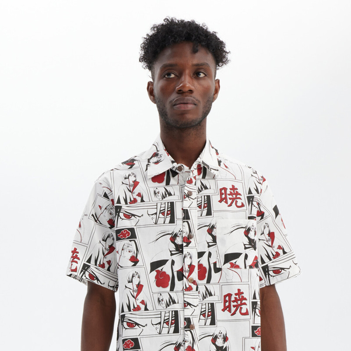La intimidante mirada de ITACHI UCHIHA portando su Kunai te acompañará allá donde vayas gracias a esta camisa de la colaboración oficial entre Hydroponic y Naruto. NA ITACHI Hydroponic