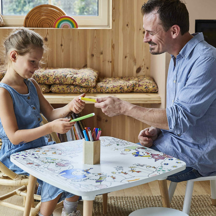 Table enfant à colorier La ferme en folie – Coloritable Les drôles de bouilles. Made in Europe. effaçable. 60x60cm. pieds ronds en bois. feutres fournis