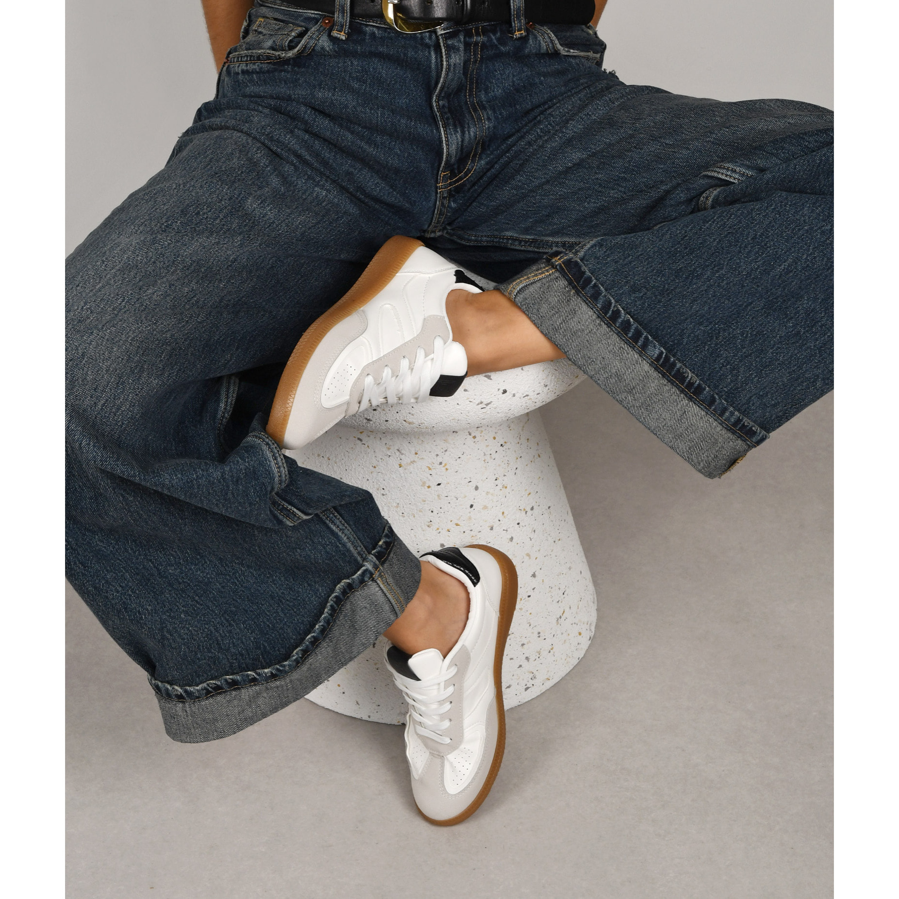 Zapatillas deportivas blancas con cordones