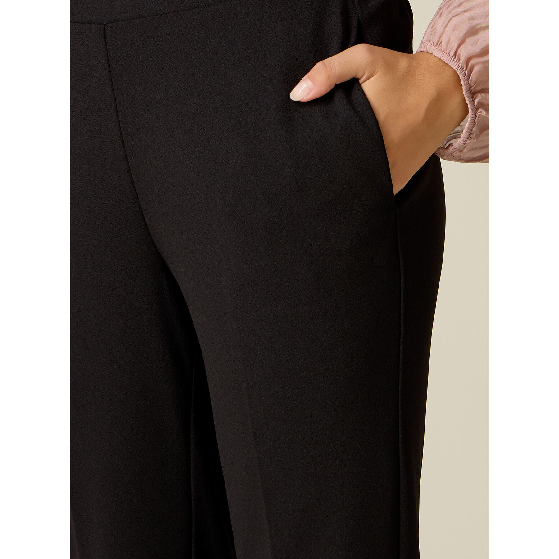 Oltre - Pantaloni regular in tessuto crêpe - Nero