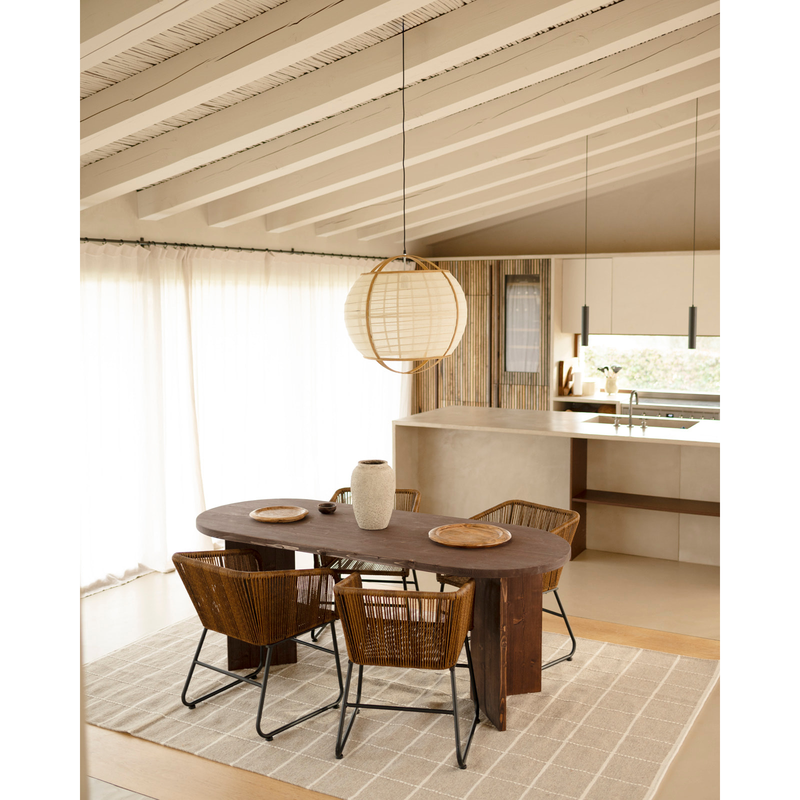 Table à manger en bois massif ton noyer en différentes tailles