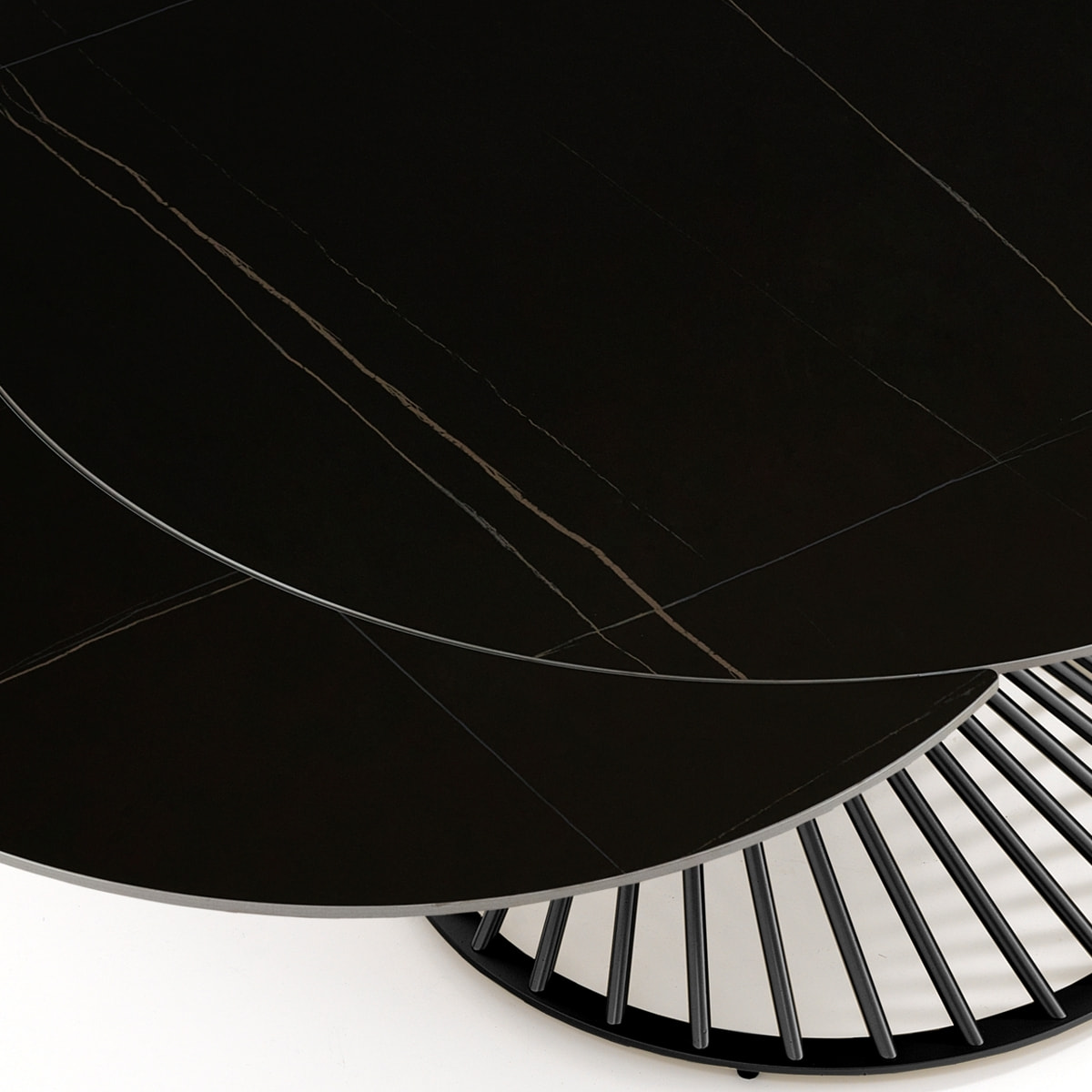 Table à manger ronde extensible Tomasucci JORUM, céramique effet marbre noir, piètement gris, Ø 120/180 cm
