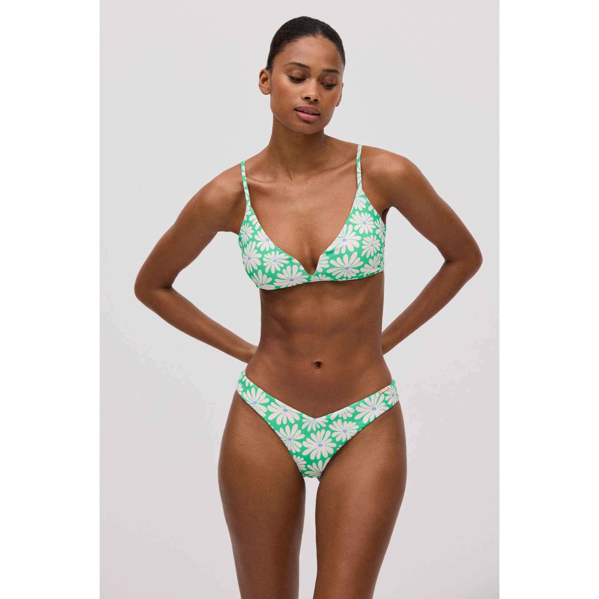 Completo bikini a triangolo con slip brasiliano stampa margherite