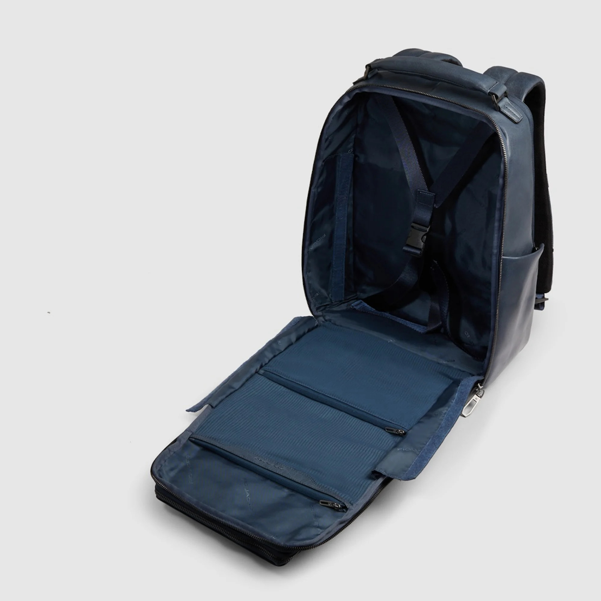 Piquadro Zaino da viaggio in pelle porta pc e iPad® con protezioni antiurto e RFID