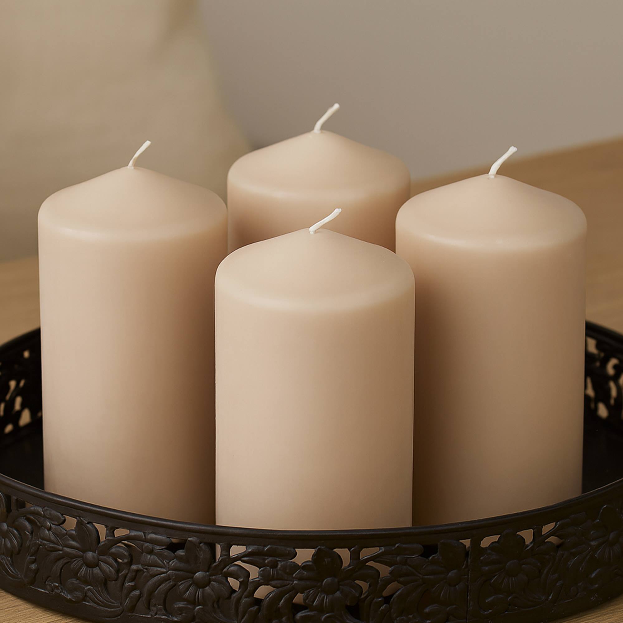Set de 4 velas de cera en color arena ø5x10cm y 25h de combustión