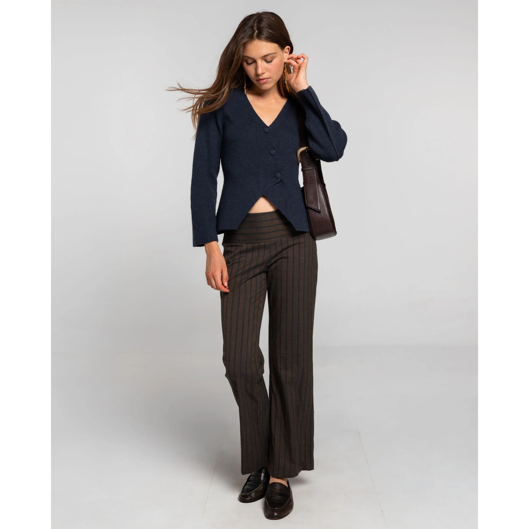 Pantalón de rayas marrón y gris con pernera ancha