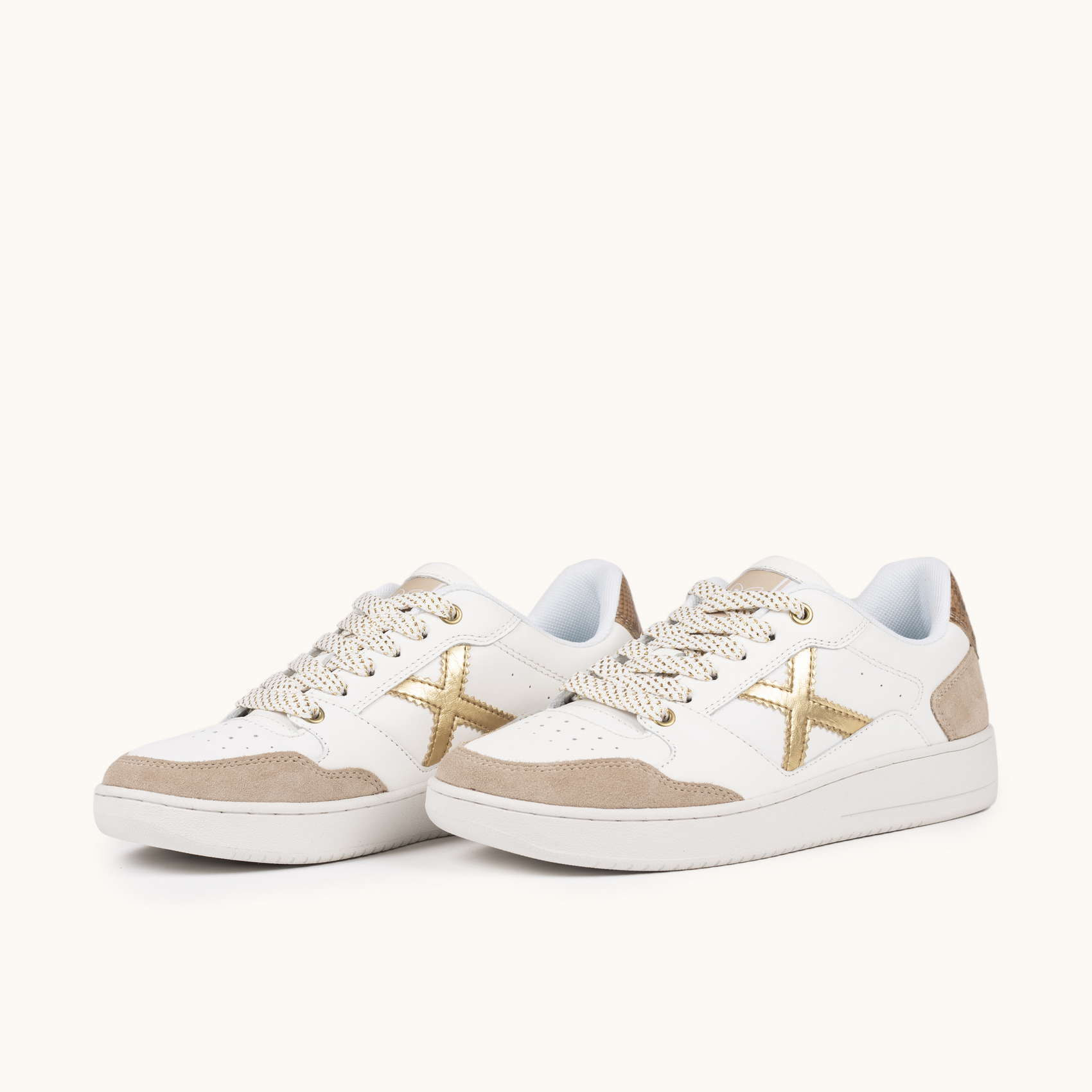 Zapatilla de Tenis Contemporánea Blanca y Oro MUNICH LEGIT WMN 109