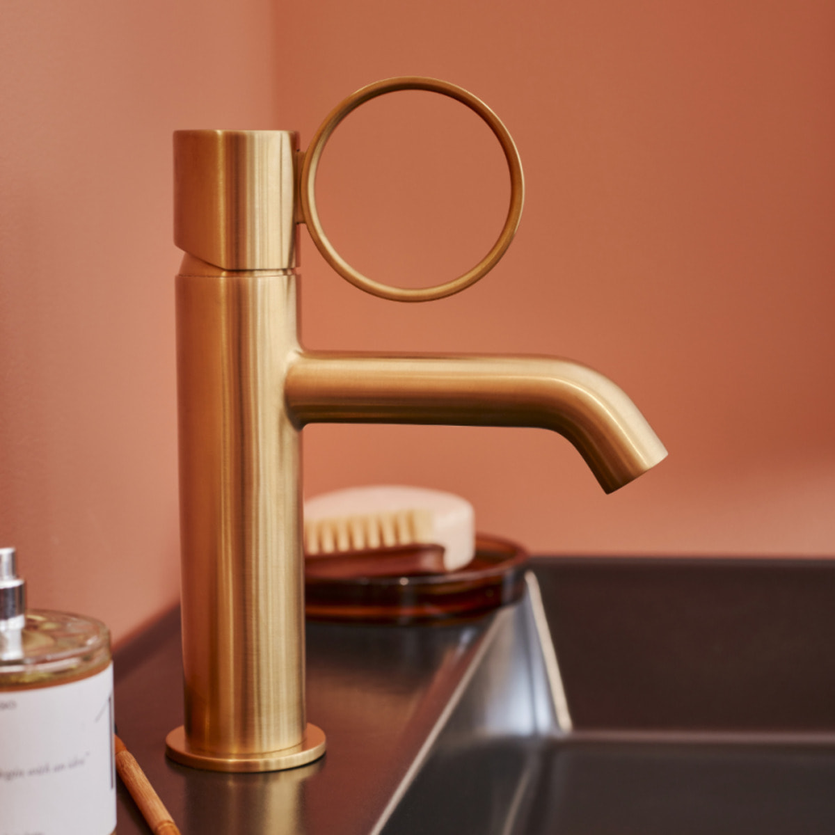 Mitigeur lavabo bas Vivienne laiton brossé avec bague laiton brossée