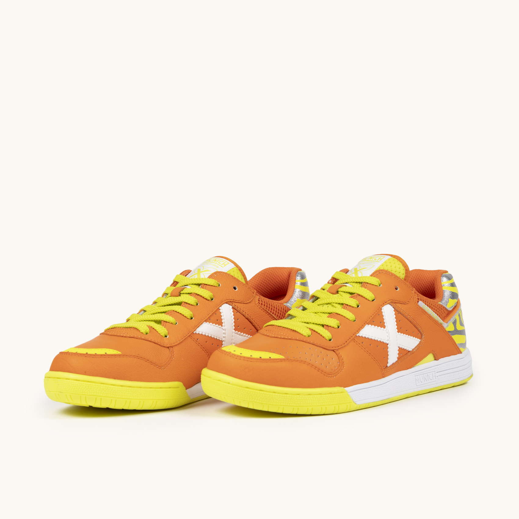 MUNICH CONTINENTAL V2 68 Zapatillas de fútbol sala y streetwear en naranja.